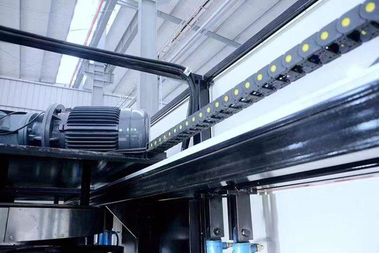 在抛光行业设备工厂,从事全自动抛光设备的技术研发与制造奋斗十余载